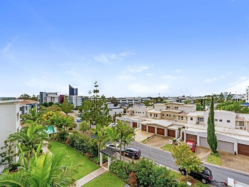 Unit 17/64 Riverwalk Avenue, Robina QLD 4226
