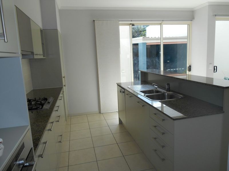 30 Moores Crescent, Varsity Lakes QLD 4227