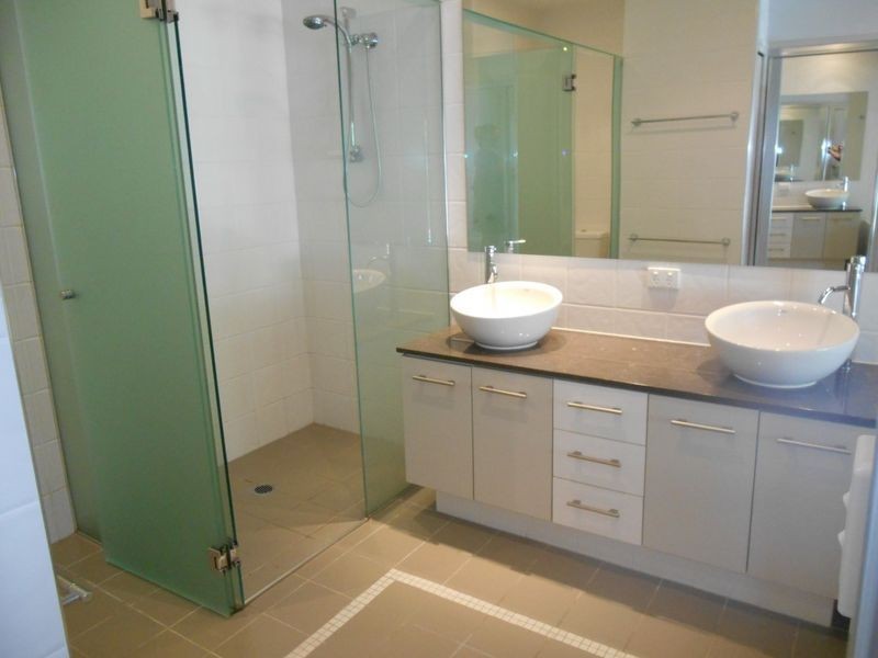 30 Moores Crescent, Varsity Lakes QLD 4227