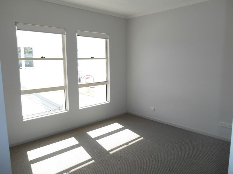 30 Moores Crescent, Varsity Lakes QLD 4227