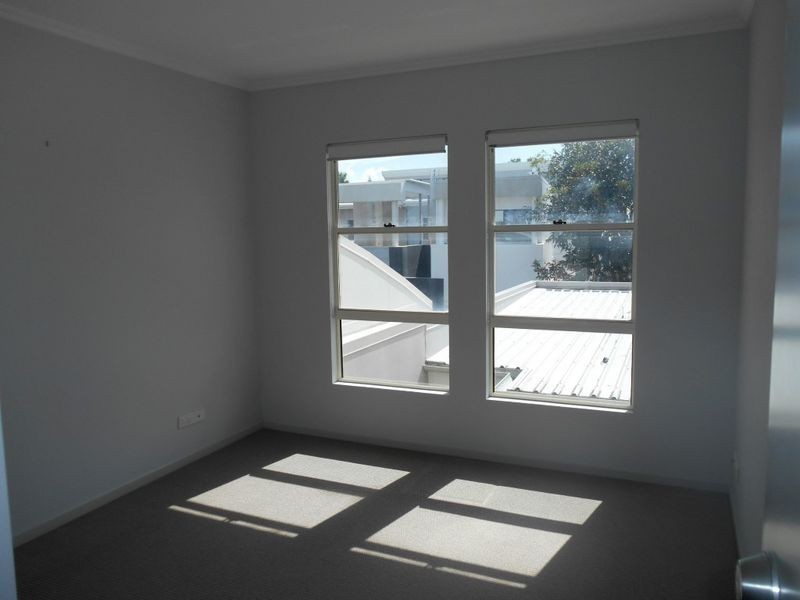 30 Moores Crescent, Varsity Lakes QLD 4227