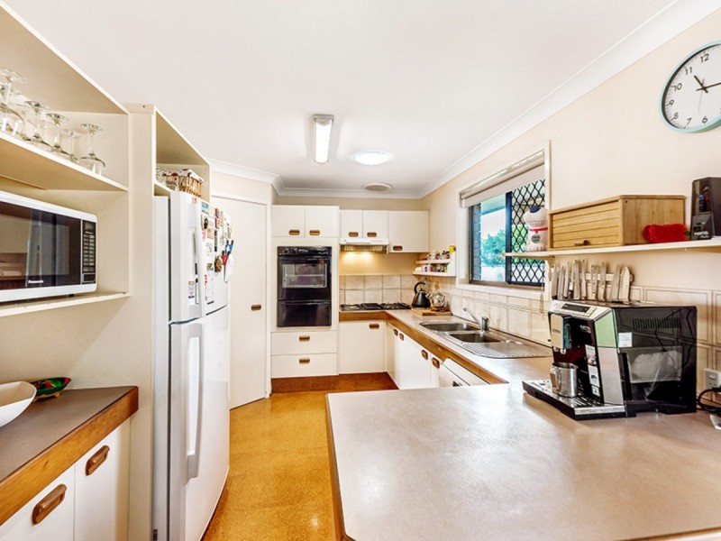 2 Falcon Court, Burleigh Waters QLD 4220