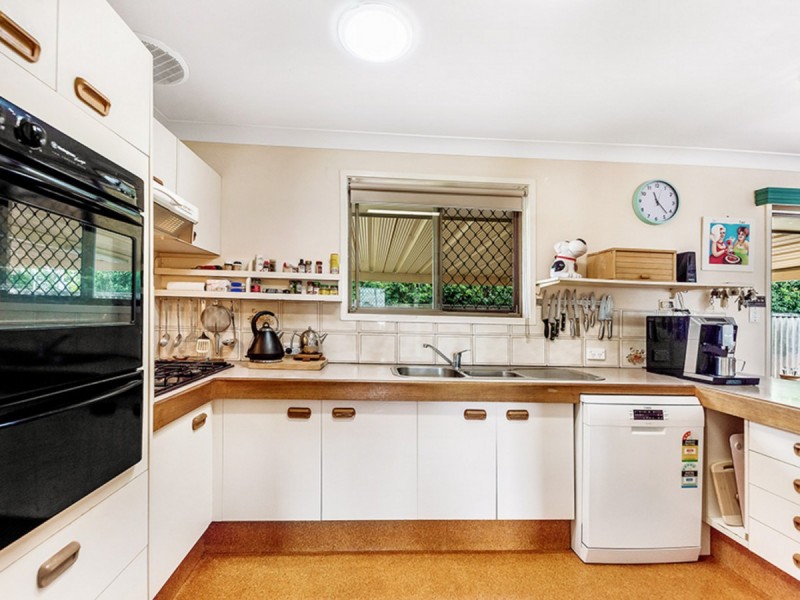 2 Falcon Court, Burleigh Waters QLD 4220