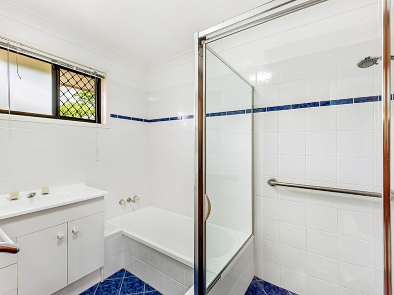 2 Falcon Court, Burleigh Waters QLD 4220