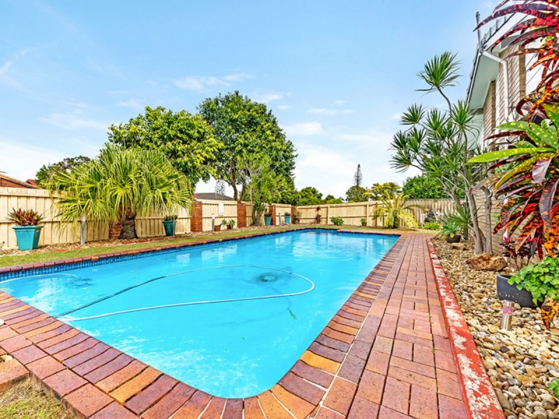 2 Falcon Court, Burleigh Waters QLD 4220