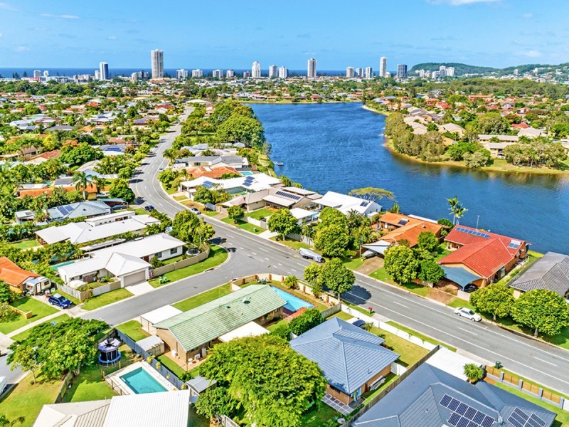 2 Falcon Court, Burleigh Waters QLD 4220