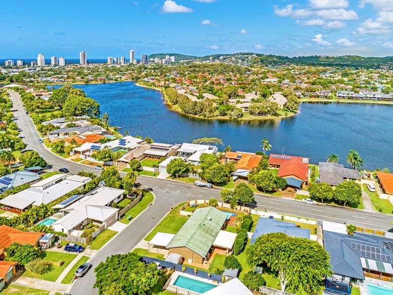 2 Falcon Court, Burleigh Waters QLD 4220