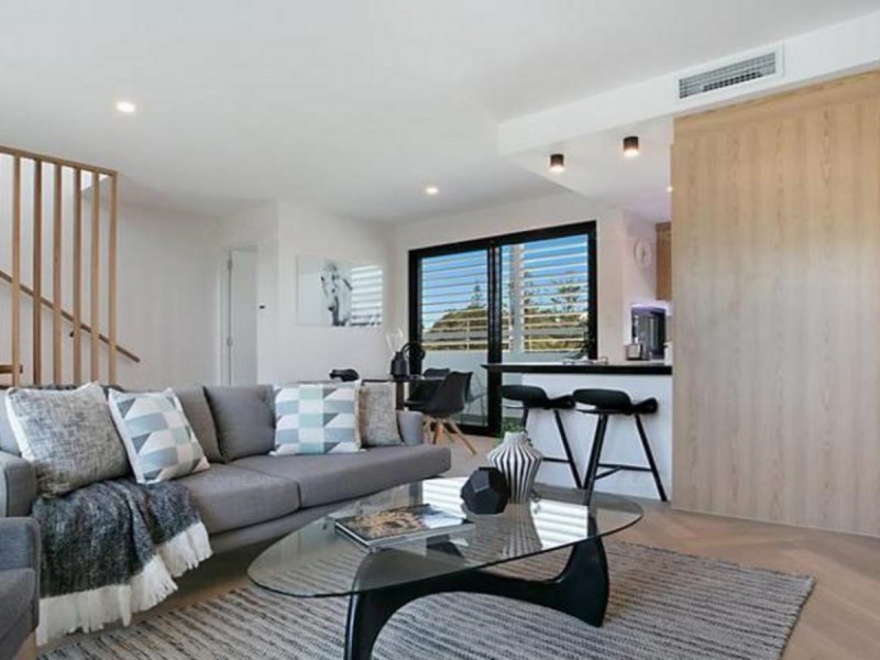 2/2097 Gold Coast Highway, Miami QLD 4220