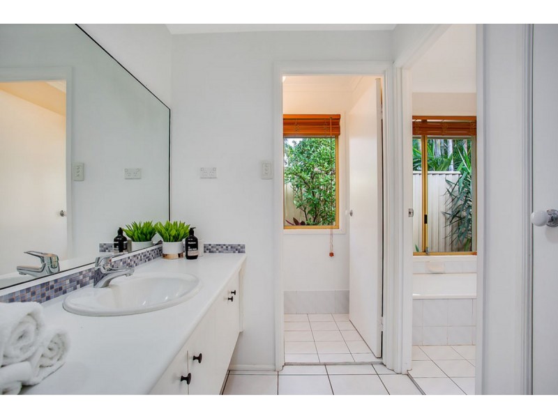 12 Whitehead Drive, Burleigh Waters QLD 4220