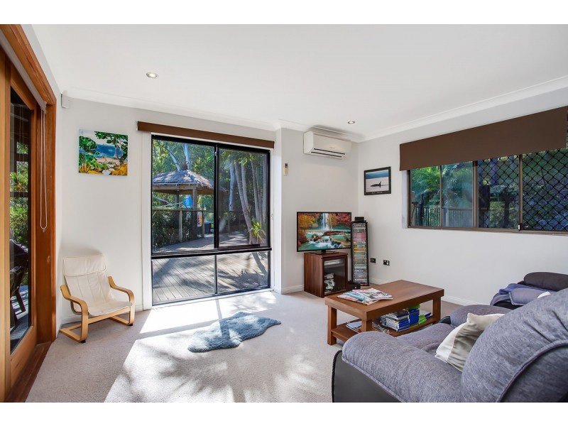 4 Coastview Crescent, Tallai QLD 4213