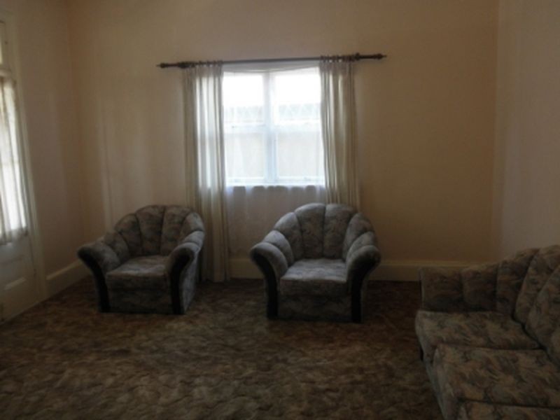 Upstairs/6 James Street, Petersham NSW 2049