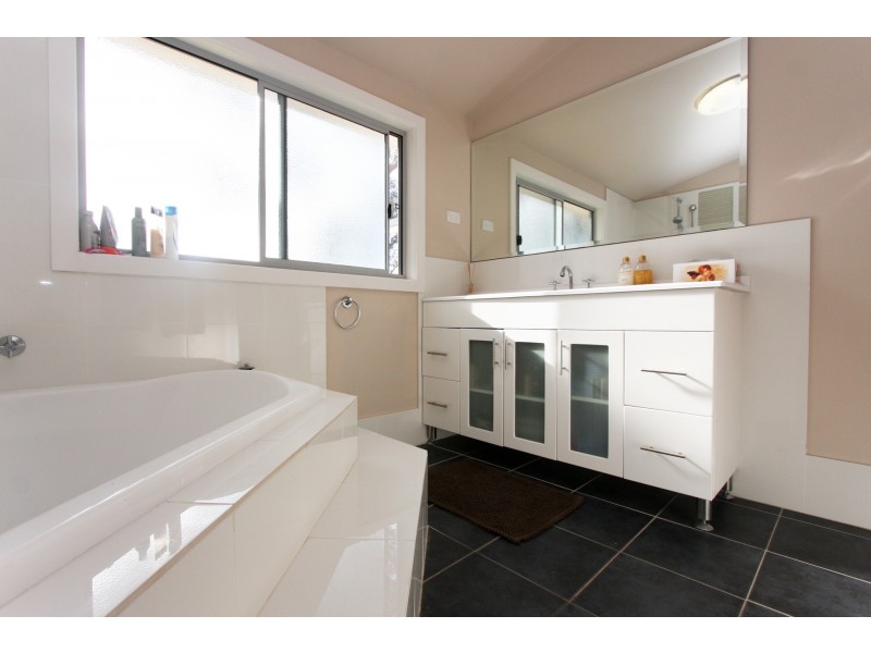 21 Macquarie Drive, Belmont NSW 2280