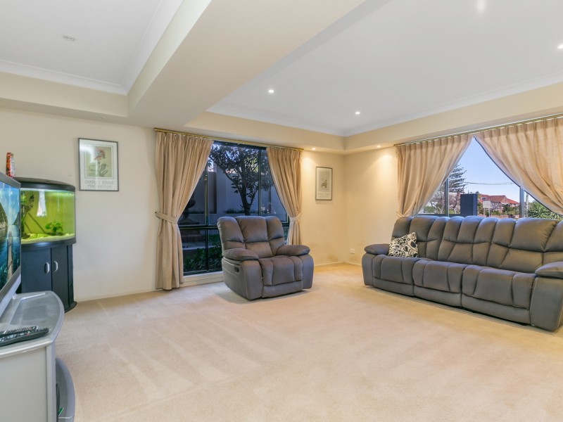 43 Hutchinson Street, Redhead NSW 2290