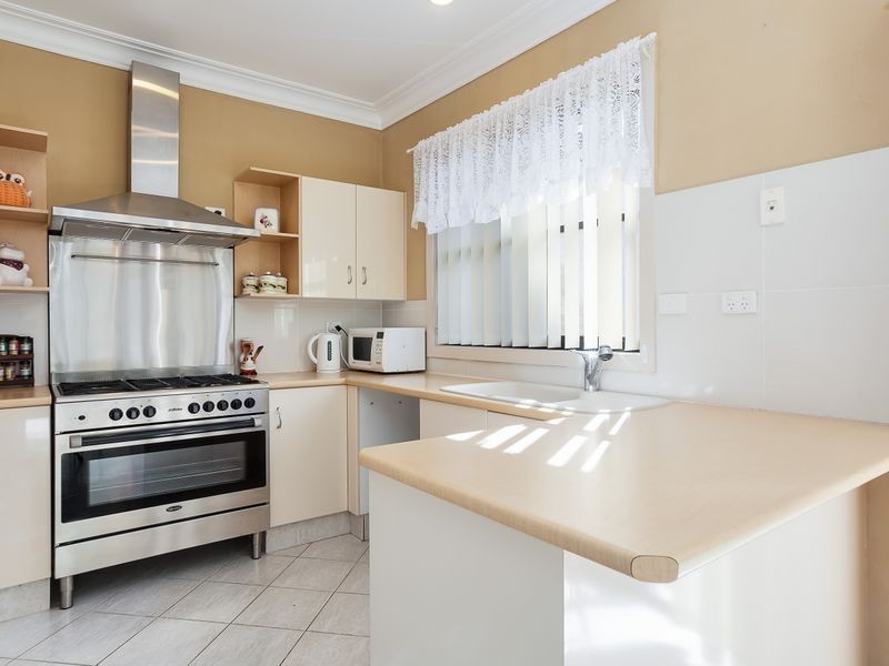 10 Eino Place, Eleebana NSW 2282