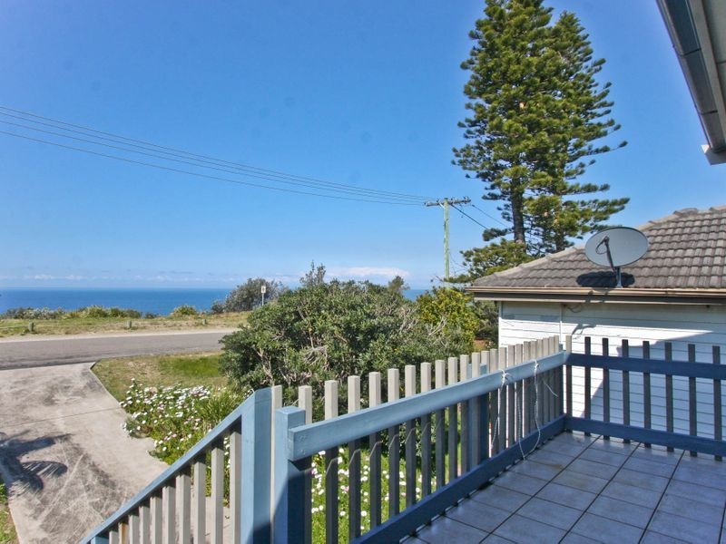 15 Ocean Street, Redhead NSW 2290