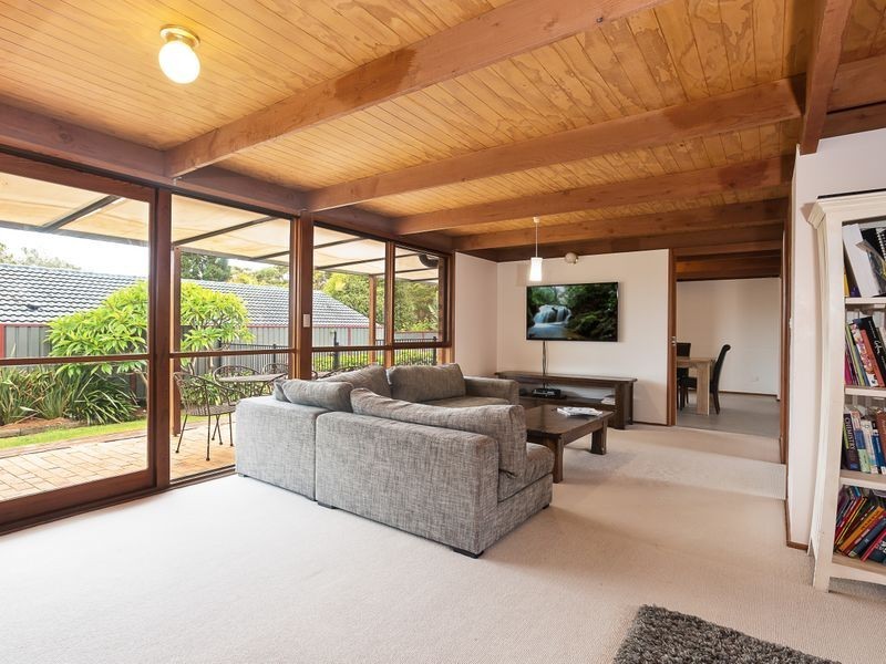 25 Seaview Close, Eleebana NSW 2282