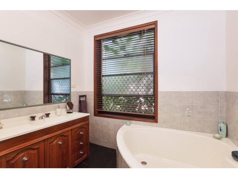 111 Andrew Road, Valentine NSW 2280