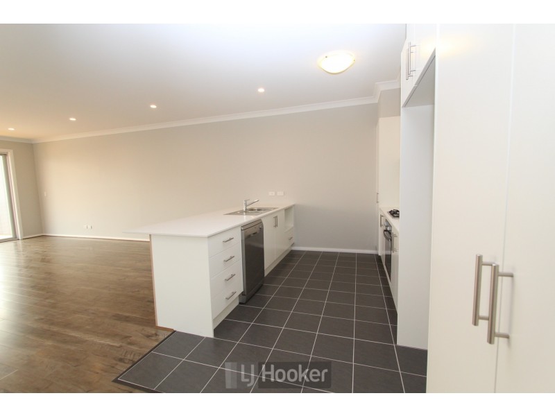 2/37-39 Tallawalla Road, Valentine NSW 2280