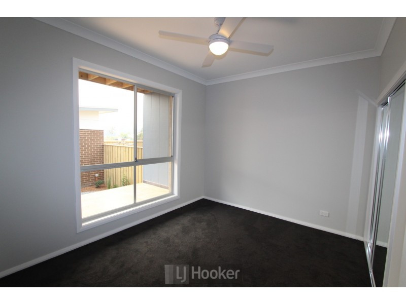 2/37-39 Tallawalla Road, Valentine NSW 2280