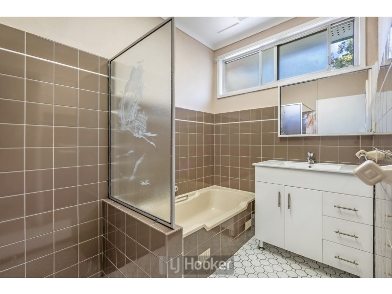 8 Royal Street, Warners Bay NSW 2282