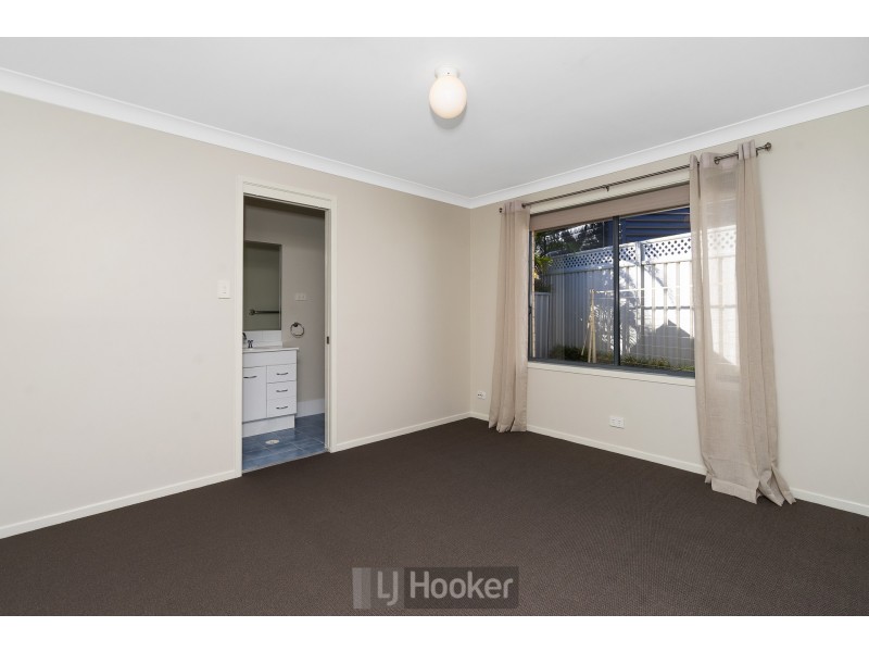 1 Laurina Cove, Valentine NSW 2280