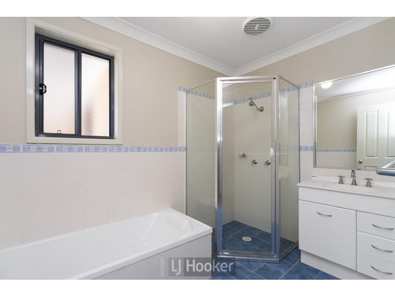 1 Laurina Cove, Valentine NSW 2280