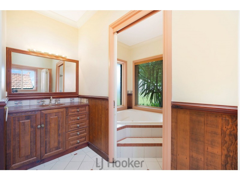 16 Kentmere Drive, Lakelands NSW 2282