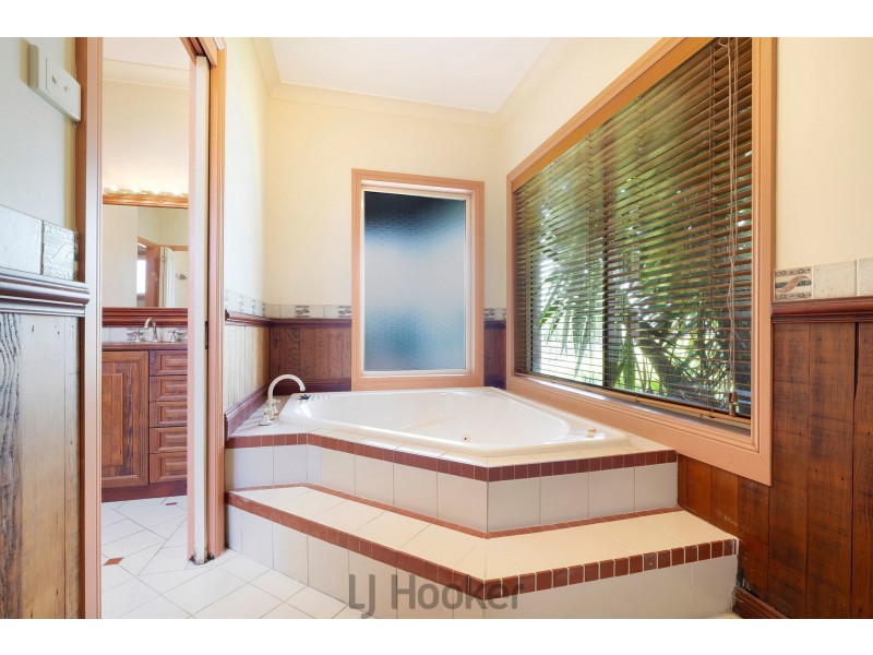 16 Kentmere Drive, Lakelands NSW 2282