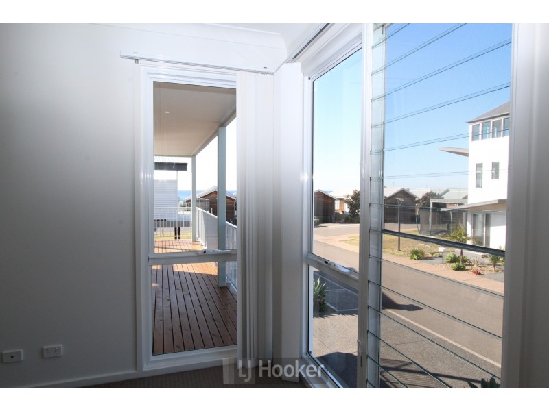 37 Seaside Circuit, Caves Beach NSW 2281