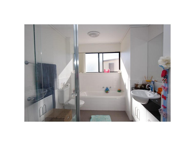 2/9 Howard Street, Warners Bay NSW 2282