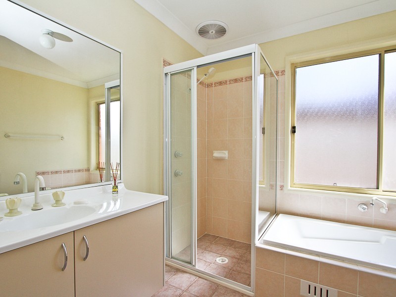 4 Whipbird Way, Belmont NSW 2280