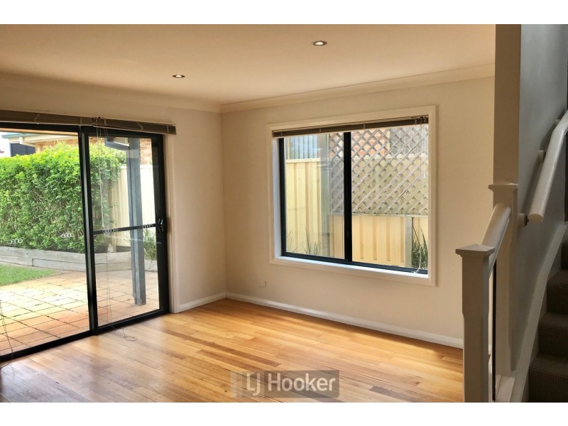 2/18 Geraldton Drive, Redhead NSW 2290