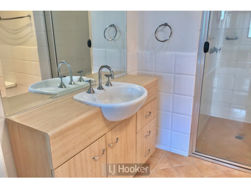 2/18 Geraldton Drive, Redhead NSW 2290