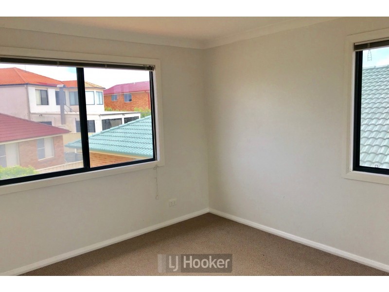 2/18 Geraldton Drive, Redhead NSW 2290