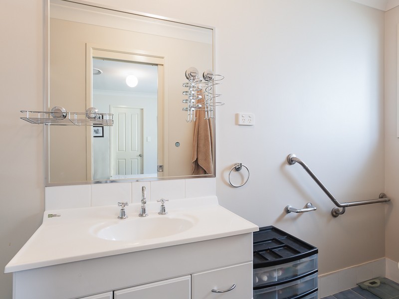 1 Laurina Cove, Valentine NSW 2280