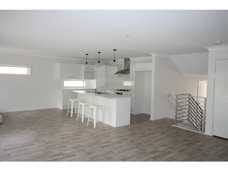 35 Middle Point Road, Bolton Point NSW 2283