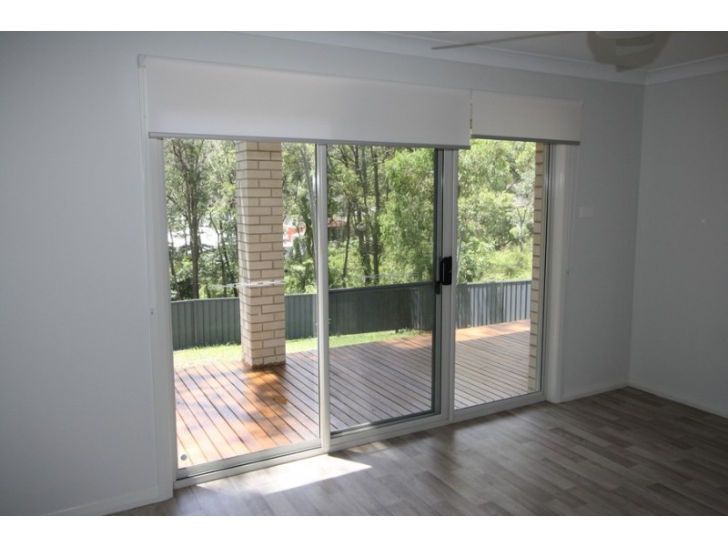 35 Middle Point Road, Bolton Point NSW 2283