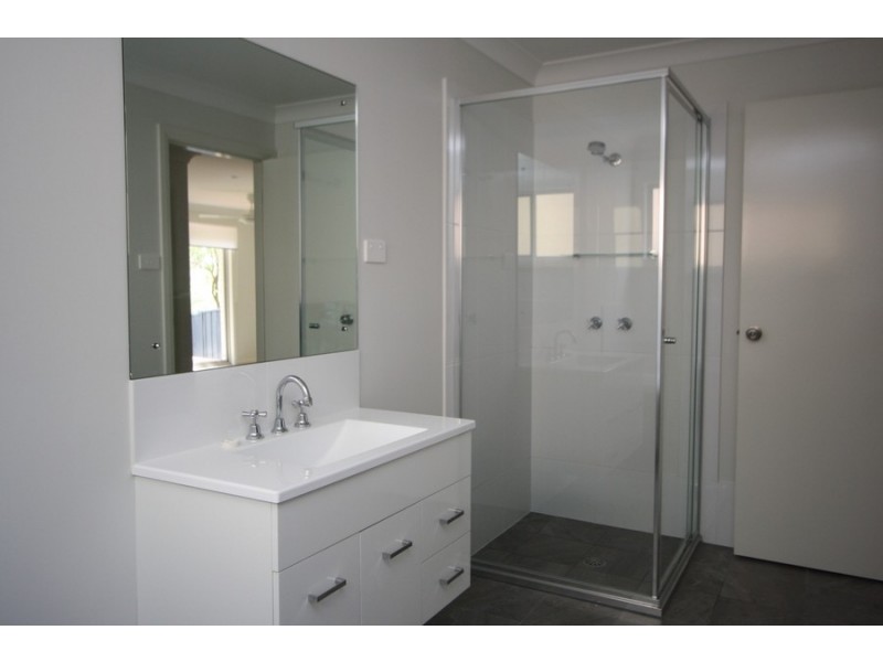 35 Middle Point Road, Bolton Point NSW 2283