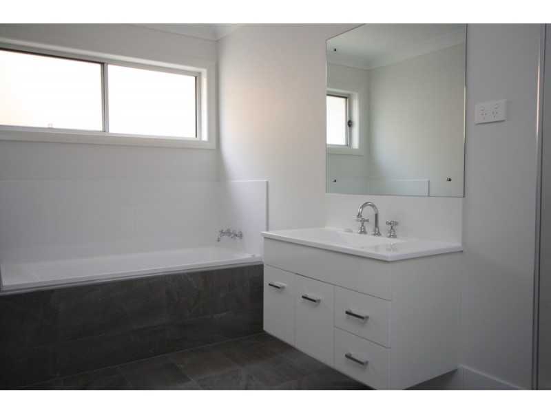 35 Middle Point Road, Bolton Point NSW 2283