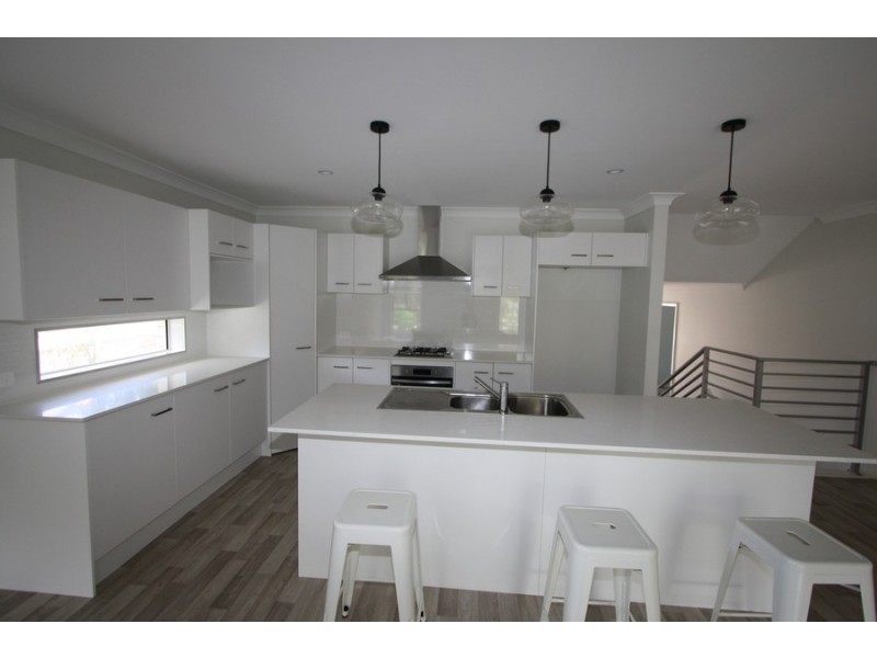 35 Middle Point Road, Bolton Point NSW 2283