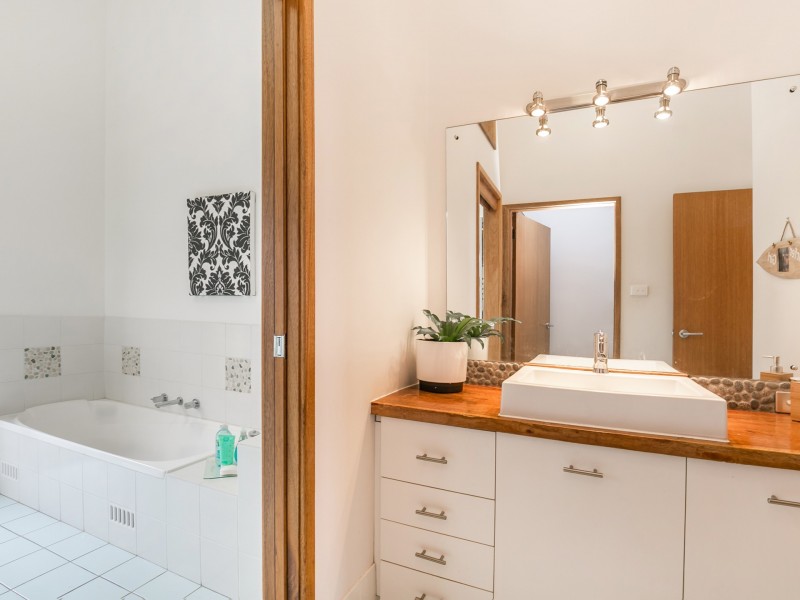 8 Robertson Road, Valentine NSW 2280