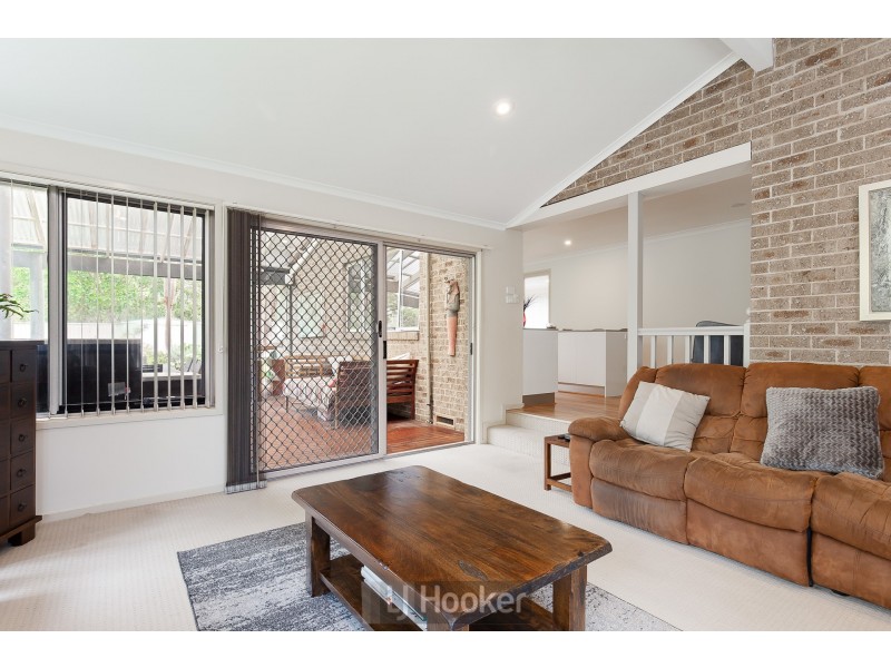 11 Bampton Close, Lakelands NSW 2282