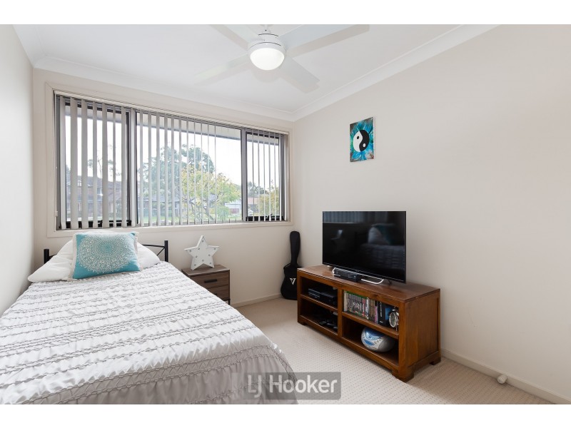 11 Bampton Close, Lakelands NSW 2282