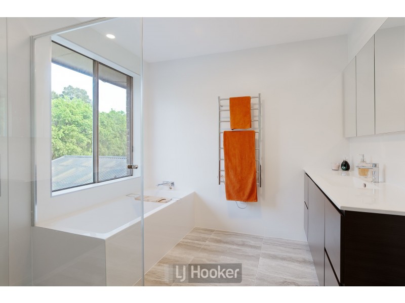 11 Bampton Close, Lakelands NSW 2282