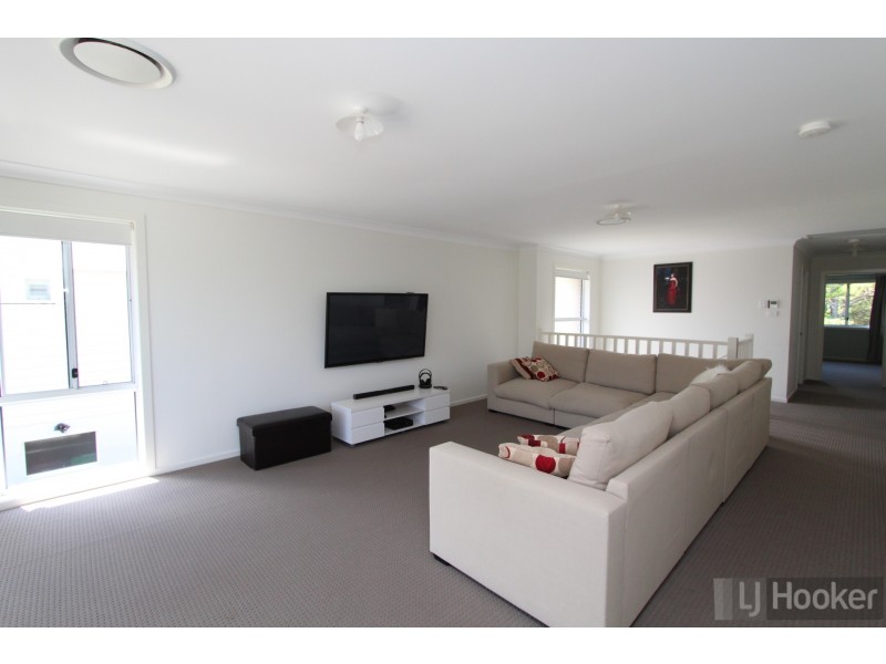 2 Gregory Parade, Warners Bay NSW 2282
