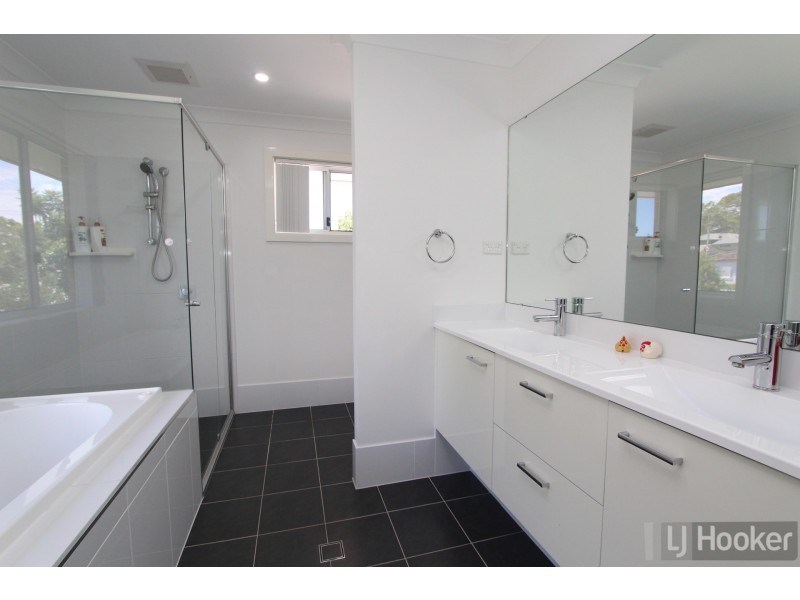 2 Gregory Parade, Warners Bay NSW 2282