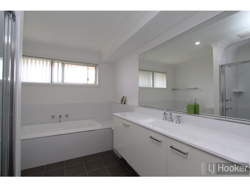 2 Gregory Parade, Warners Bay NSW 2282