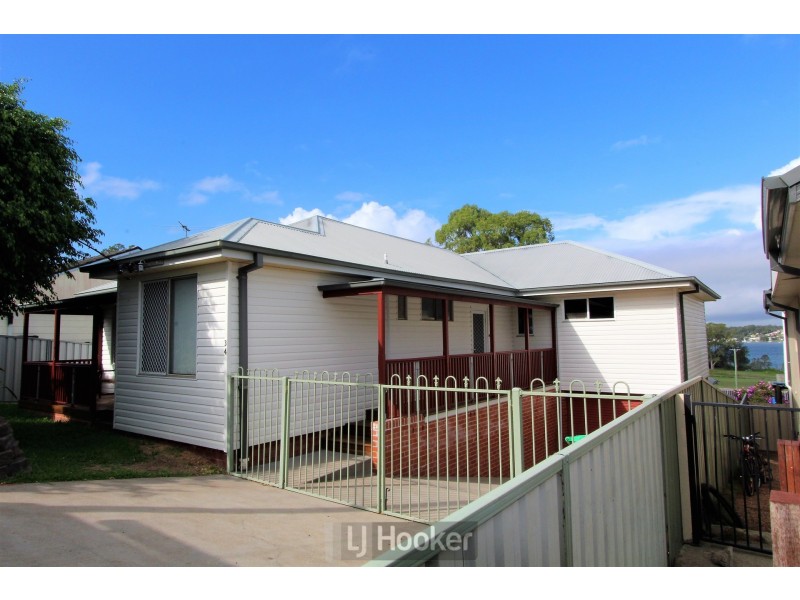 34 Middle Point Road, Bolton Point NSW 2283