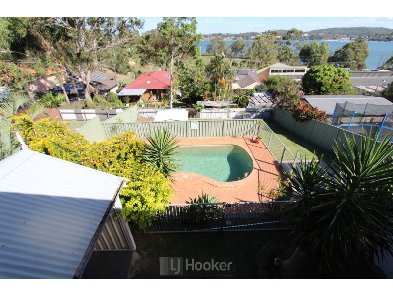 34 Middle Point Road, Bolton Point NSW 2283