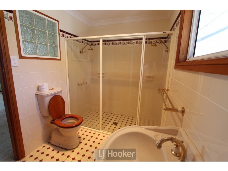 34 Middle Point Road, Bolton Point NSW 2283